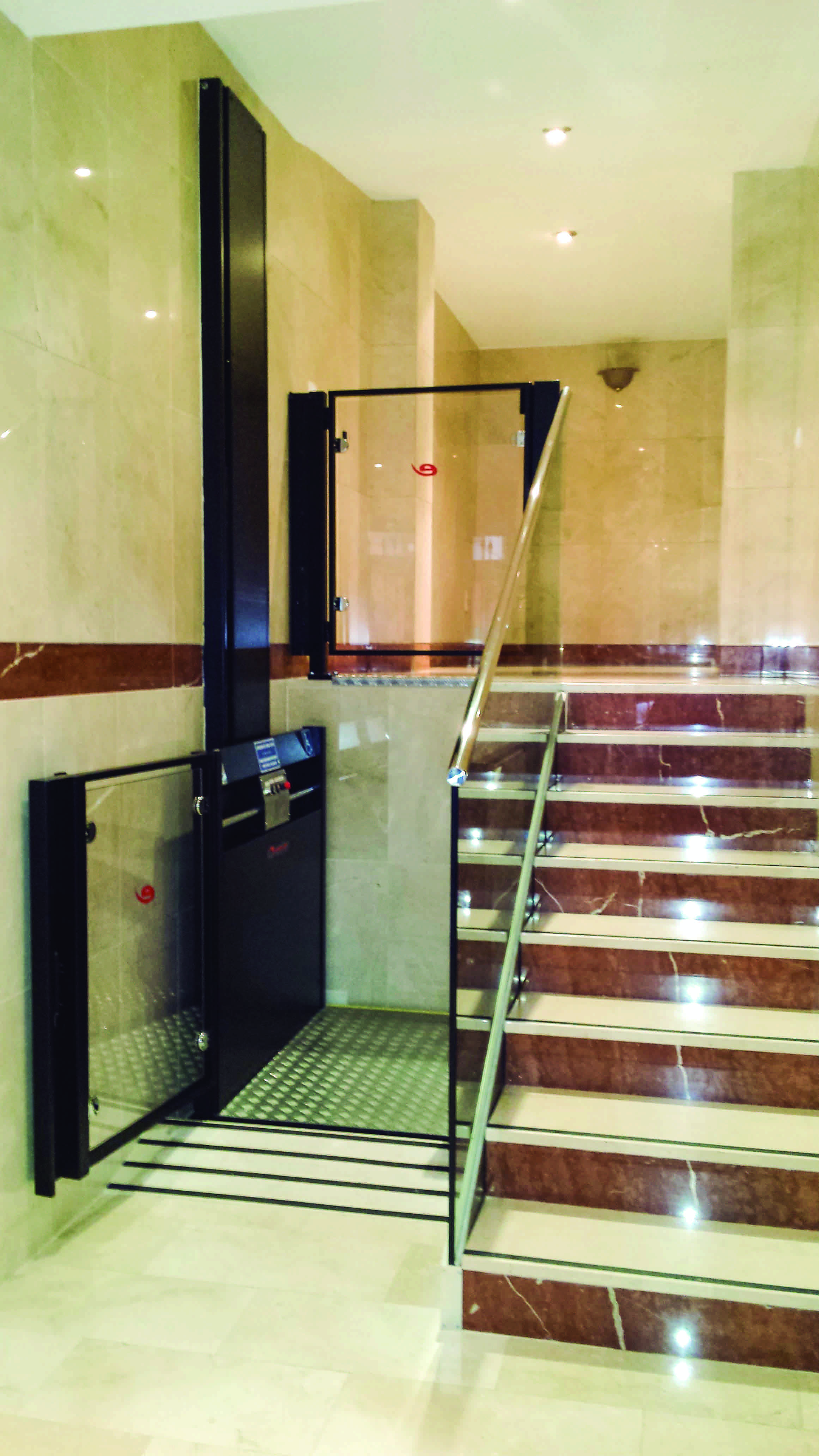 margen mermelada edificio Salvaescaleras vertical, un elevador de pequeño recorrido | Enier
